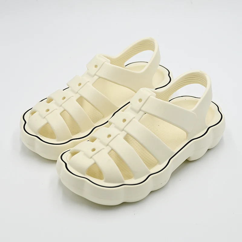 Чому римські тапочки стають трендом у взутті, про який усі говорять?